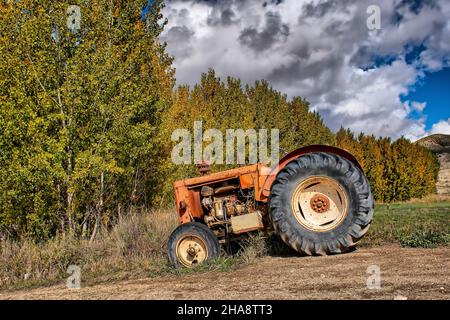 Tracteur en activité agricole dans le champ Banque D'Images