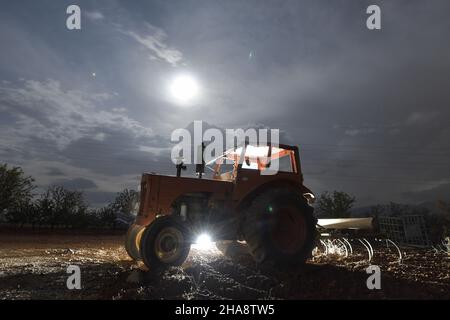 Photographie nocturne d'un tracteur abandonné Banque D'Images