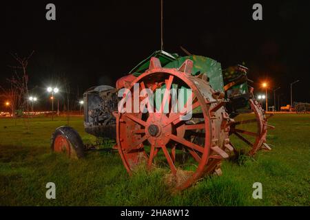 Tracteurs anciens restaurés pour la décoration. Banque D'Images