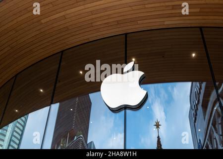 Bangkok, Thaïlande - décembre 2021 : Apple Store avec logo Apple à Bangkok au Central World, le deuxième, le plus grand magasin Apple en Thaïlande Banque D'Images