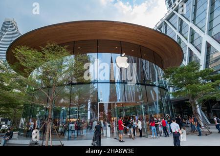 Bangkok, Thaïlande - décembre 2021 : Apple Store avec logo Apple à Bangkok au Central World, le deuxième, le plus grand magasin Apple en Thaïlande Banque D'Images
