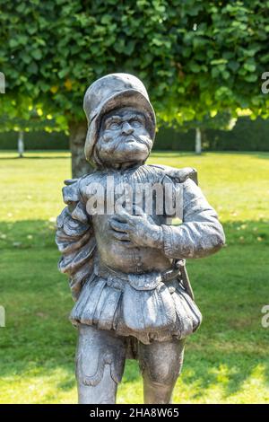 Statue dans le roseraie de Batemans Rudyard Kilings House, aujourd'hui la propriété de la fiducie nationale de burwash East Sussex Banque D'Images