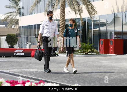 WOLFF Toto (aut), Team principal & CEO Mercedes AMG F1 GP, VETTEL Sebastian (ger), Aston Martin F1 AMR21, portrait lors du Grand Prix 2021 de Formule 1 Etihad Airways Abu Dhabi, 22th tour du Championnat du monde de Formule 1 de la FIA 2021 du 10 au 12 décembre,2021 sur le circuit Yas Marina, à l'île Yas, Abu Dhabi - photo : DPPI/DPPI/LiveMedia Banque D'Images