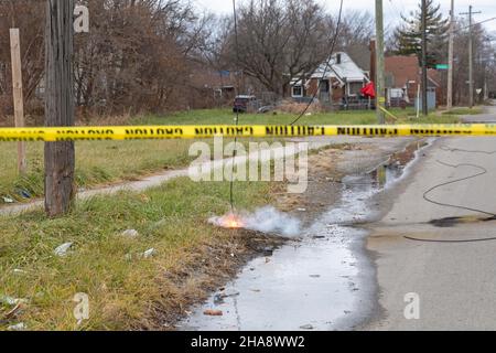 Detroit, Michigan, États-Unis.11th décembre 2021.Les vents qui soufflaient au-dessus de 60 miles par heure ont causé des coupures de courant et des coupures de courant importantes à Detroit et dans le sud-est du Michigan.Crédit : Jim West/Alay Live News Banque D'Images