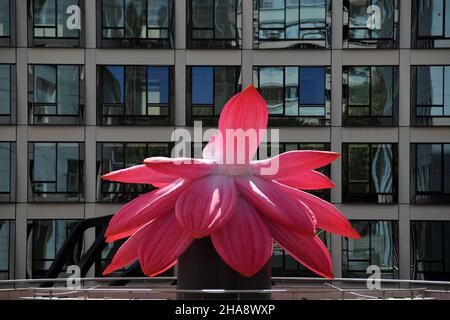 Dans le quartier des affaires de la Défense à Paris, voici la fleur respirable monumentale de l'artiste coréen Choi Jeong Hwa.Le diamètre est de 7 mètres . Banque D'Images