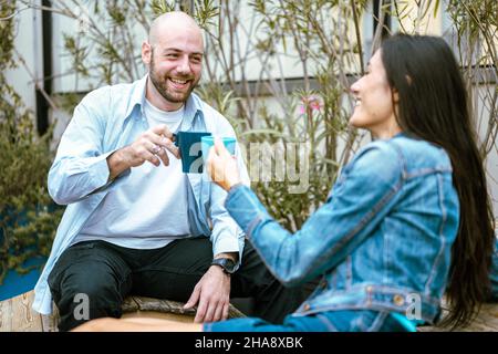 Rencontres en ligne et réunions, dégustation de cafés par des jeunes couples, flirt et conversation pendant le week-end, scène en plein air Banque D'Images