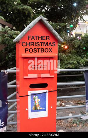 Boîte postale de Noël des pères et arbre de Noël à Alresford, Hampshire, Royaume-Uni Banque D'Images