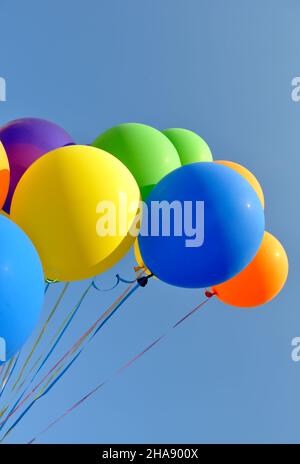 bouquet de ballons multicolores dans le festival de la ville sur fond ciel bleu clair, composition verticale Banque D'Images