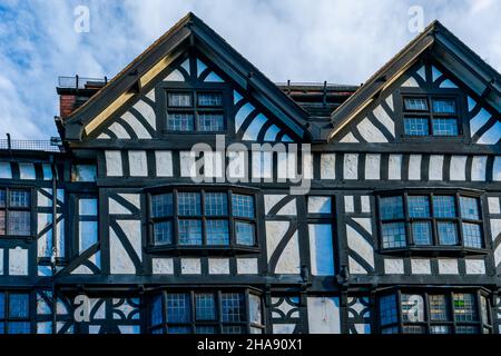 Bâtiments traditionnels en bois noir et blanc de style Tudor à Chester, Royaume-Uni Banque D'Images