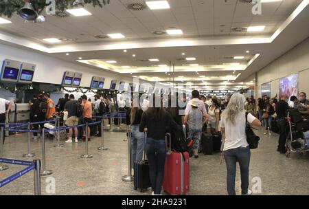 Buenos Aires, Argentine.11th décembre 2021.(INT) aéroport Aeroparque Jorge Newberry - Buenos Aires.11 décembre 2021, Buenos Aires, Argentine: Transport important de passagers à l'aéroport Aeroparque Jorge Newberry de Buenos Aires.Les passagers doivent porter un masque facial et présenter une preuve de vaccination et un test négatif Covid-19 avant d'embarquer.(Image de crédit : © Niyi Fote/TheNEWS2 via ZUMA Press Wire) Banque D'Images