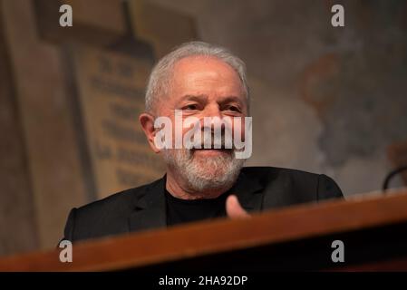 Ciudad de Buenos Aires, Argentine.11th décembre 2021.Ignacio Da Silva sourit pendant l'événement.l'ancien président du Brésil, Inácio Lula Da Silva, et de l'Uruguay, José Pepe Mujica, ont participé à une réunion avec les dirigeants syndicaux de l'Argentine au général central de los Trabajadores à Buenos Aires.Crédit : SOPA Images Limited/Alamy Live News Banque D'Images