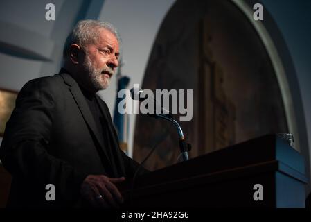 Ciudad de Buenos Aires, Argentine.11th décembre 2021.Ignacio Da Silva prend la parole au cours de l'événement.l'ancien président du Brésil, Inácio Lula Da Silva, et de l'Uruguay, José Pepe Mujica, ont participé à une réunion avec les dirigeants syndicaux de l'Argentine au général central de los Trabajadores à Buenos Aires.Crédit : SOPA Images Limited/Alamy Live News Banque D'Images