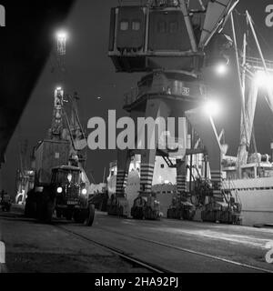 Gdynia, 1969-11-15.W porcie gdyñskim W ostatnich miesi¹cach roku roz³adunek towarów odbywa³ siê ca³¹ dobê.NZ. praca nocnej zmiany na jednym z nadbrze¿y portu. uu PAP/Janusz UklejewskiGdynia, 15 novembre 1969.Le rechargement des marchandises a eu lieu dans le port de Gdynia, 24 heures sur 24, au cours des derniers mois de l'année.Photo: Quart de nuit dans le port. uu PAP/Janusz Uklejewski Banque D'Images