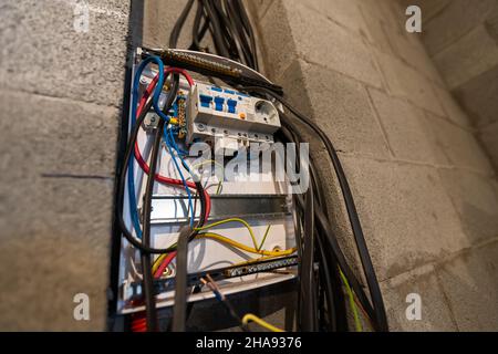 Réparation de l'appareillage électrique.Un électricien remplace les anciens dispositifs de câblage électrique Banque D'Images
