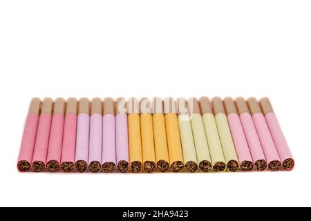 cigarettes de différentes couleurs sur fond blanc Banque D'Images