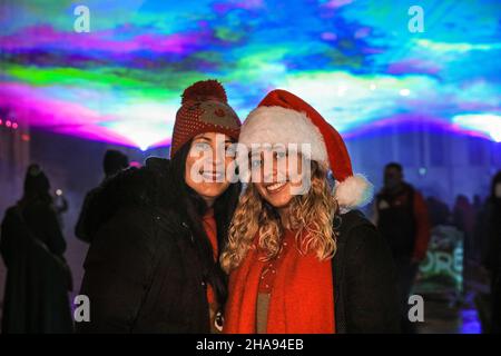 Guildhall Yard, Londres, Royaume-Uni.11th décembre 2021.Deux visiteurs apprécient leur temps à l'installation.Les gens apprécient la veille d'ouverture vendue.La spectaculaire Borealis de Dan Archer, une installation immersive inspirée des aurores boréales, illumine le ciel au-dessus de Guildhall Yard, au cœur de la ville de Londres.L'installation est gratuite, mais étiquetée, pour assurer une distanciation sociale.Il fait partie de la saison des lumières d'hiver de la campagne "let's Do London" du maire de Londres, et peut être vu jusqu'au 22nd décembre.Credit: Imagetraceur/Alamy Live News Banque D'Images