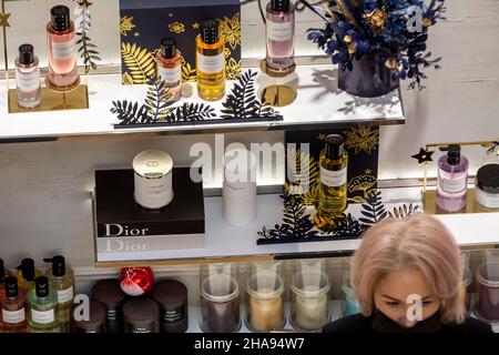 Moscou, Russie.11th décembre, 2021 parfums Christian Dior vus sur l'étagère de la boutique de la marque au magasin GUM dans le centre de la ville de Moscou, Russie Banque D'Images