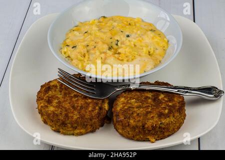 deux cakescrabe servis avec un bol de homard mac et fromage, Banque D'Images