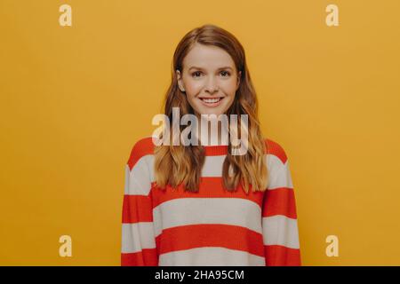 Bonne belle et belle jeune femme envoyant l'énergie positive, regardant la caméra avec le sourire chaud Banque D'Images