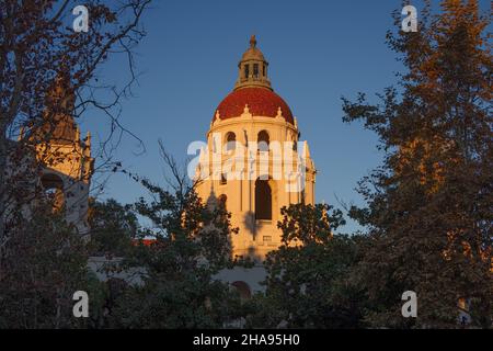 L'hôtel de ville de Pasadena dans le comté de Los Angeles encadré par le feuillage et montré contre la lumière tôt le matin et le ciel bleu clair. Banque D'Images