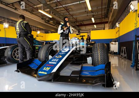 Zhou Guanyu (chn), Uni-Virtuosi Racing, Dallara F2, portrait lors de la ronde 8th du Championnat de Formule 2 de la FIA 2021 du 10 au 12 décembre 2021 sur le circuit Yas Marina, à Yas Island, Abu Dhabi - photo: Sebastian Rozendaal/DPPI/LiveMedia Banque D'Images