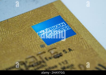 MUNICH, ALLEMAGNE - 08 novembre 2021 : gros plan du logo American Express sur une carte Amex Gold Banque D'Images