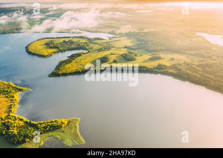 District de Lyepyel, région de Vitebsk, Bélarus.Vue aérienne de la zone résidentielle avec maisons à la campagne.Brume matinale au-dessus du lac Lepel Banque D'Images