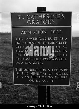 AJAXNETPHOTO.1970, RUECOLLINE DE CATHERINE, ÎLE DE WIGHT, ANGLETERRE.- 14TH SIÈCLE MARQUE DE MER - TOUR CONSTRUITE COMME PHARE À LA POINTE SUD DE L'ÎLE AU DÉBUT DU 14TH SIÈCLE.LES RESTES D'ORATOIRE DÉMOLIS DU TEMPS D'HENRY VIII SE TROUVENT À L'EST DE CETTE MARQUE.PHOTO:JONATHAN EASTLAND/AJAX REF:211811 17 Banque D'Images