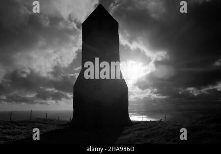 AJAXNETPHOTO.1970, RUECOLLINE DE CATHERINE, ÎLE DE WIGHT, ANGLETERRE.- 14TH SIÈCLE MARQUE DE MER - TOUR CONSTRUITE COMME PHARE À LA POINTE SUD DE L'ÎLE AU DÉBUT DU 14TH SIÈCLE.LES RESTES D'ORATOIRE DÉMOLIS DU TEMPS D'HENRY VIII SE TROUVENT À L'EST DE CETTE MARQUE.PHOTO:JONATHAN EASTLAND/AJAX REF:211811 18 Banque D'Images