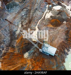 Une grande pelle de marche travaille dans une carrière pour l'extraction de métaux rares.Vue de drone.Paysage industriel. Banque D'Images