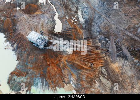 Une grande pelle de marche travaille dans une carrière pour l'extraction de métaux rares.Vue de drone.Paysage industriel. Banque D'Images