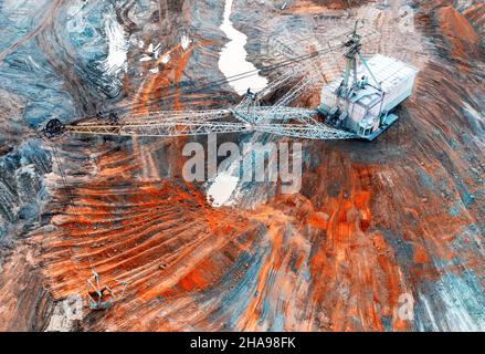 Une grande pelle de marche travaille dans une carrière pour l'extraction de métaux rares.Vue de drone.Paysage industriel. Banque D'Images