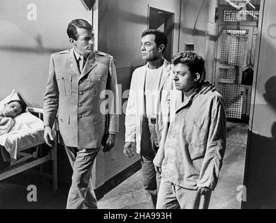 Marc Cavell (à l'extrême gauche), Gregory Peck (2nd à gauche), Tony Curtis (2nd à droite), sur le tournage du film, 'Captain Newman, M.D.', Universal Pictures, 1963 Banque D'Images