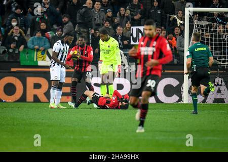 Friuli - stade Dacia Arena, Udine, Italie, 11 décembre 2021,Rage sur le terrain entre les joueurs de Milan et les joueurs d'Udinese pendant Udinese Calcio vs AC Milan - football italien série A match Banque D'Images