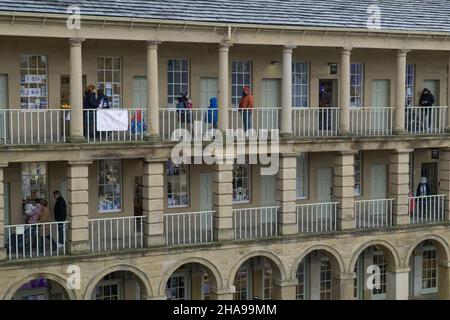 Halifax, Royaume-Uni, 11 décembre 2021 : les acheteurs de Noël au Piece Hall, qui abrite de nombreux petits magasins indépendants.Les masques faciaux sont obligatoires dans les zones fermées et à l'intérieur des magasins dans le cadre des mesures du plan B du gouvernement visant à réduire la propagation de la variante omicron du coronavirus.Anna Watson/Alay Live News Banque D'Images