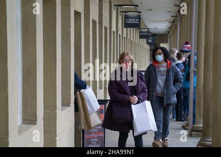 Halifax, Royaume-Uni, 11 décembre 2021 : les acheteurs de Noël au Piece Hall, qui abrite de nombreux petits magasins indépendants.Les masques faciaux sont obligatoires dans les zones fermées et à l'intérieur des magasins dans le cadre des mesures du plan B du gouvernement visant à réduire la propagation de la variante omicron du coronavirus.Anna Watson/Alay Live News Banque D'Images