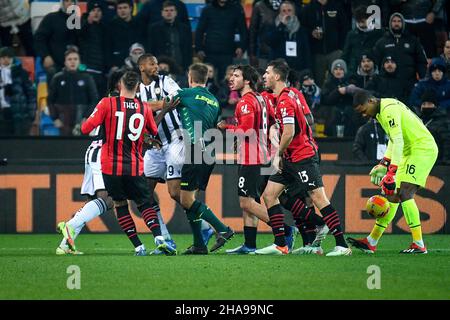 Friuli - stade Dacia Arena, Udine, Italie, 11 décembre 2021,Rage sur le terrain entre les joueurs de Milan et les joueurs d'Udinese pendant Udinese Calcio vs AC Milan - football italien série A match Banque D'Images