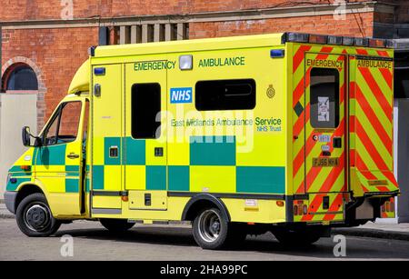 NHS Ambulance East Midlands, Ryknold Square, Chesterfield, Derbyshire, Angleterre, Royaume-Uni Banque D'Images