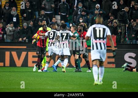 Udine, Italie.11th décembre 2021.Rage sur le terrain entre les joueurs de Milan et les joueurs d'Udinese pendant Udinese Calcio vs AC Milan, football italien série A match à Udine, Italie, décembre 11 2021 crédit: Independent photo Agency/Alay Live News Banque D'Images