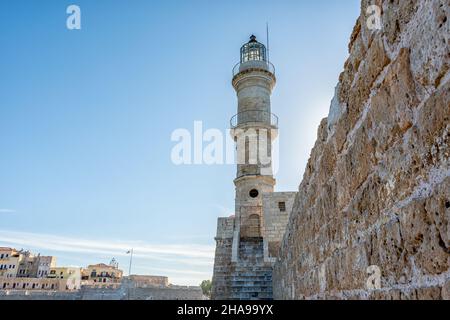 Vue sur le phare dans le port vénitien de la Canée sur l'île de Crète, Grèce. Banque D'Images