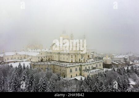 Pochaev Lavra en Ukraine en hiver avec vue panoramique aérienne sur le brouillard Banque D'Images