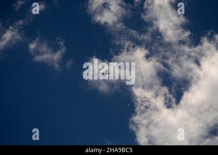 Un avion militaire de fret C-130 Hercules de Lockheed traverse les nuages lorsqu'il s'approche de la base aérienne de Kirtland à Albuquerque, au Nouveau-Mexique Banque D'Images