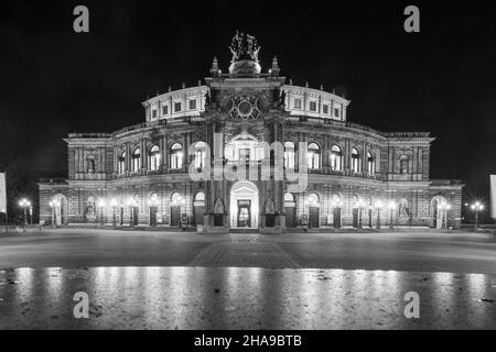 Prise de vue en niveaux de gris du Zwinger à Dresde, en Allemagne Banque D'Images