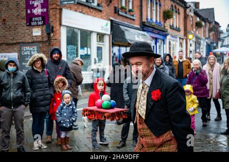 Samedi 11 décembre 2021 - Lymm, Cheshire, Angleterre, Royaume-Uni.Le festival annuel de Noël Lymm Dickensian à Lymm Village revient après une pause due à la COVID 19.Une gamme d'étals et de marchands vendant une variété d'art et d'artisanat et de cadeaux de Noël, ainsi qu'une large sélection de nourriture, bordent les rues du village avec des personnages Dickens en abondance.Il y a aussi un Santa Dash et un Grand Parade crédit: John Hopkins/Alay Live News Banque D'Images