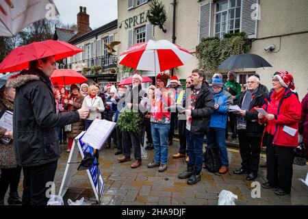 Samedi 11 décembre 2021 - Lymm, Cheshire, Angleterre, Royaume-Uni.Le festival annuel de Noël Lymm Dickensian à Lymm Village revient après une pause due à la COVID 19.Une gamme d'étals et de marchands vendant une variété d'art et d'artisanat et de cadeaux de Noël, ainsi qu'une large sélection de nourriture, bordent les rues du village avec des personnages Dickens en abondance.Il y a aussi un Santa Dash et un Grand Parade crédit: John Hopkins/Alay Live News Banque D'Images