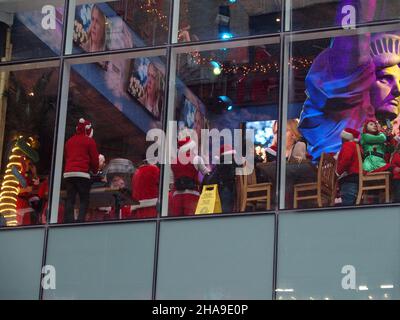 11 décembre 2021, New York, New York, États-Unis : 11,2021 décembre New York , après une absence d'un an, Santacon annuel de 23rd est retourné à New York.(Image de crédit : © Bruce Cotler/ZUMA Press Wire) Banque D'Images