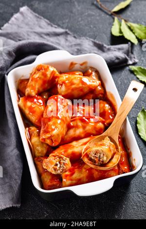 Golabki, plat polonais composé de feuilles de chou farcies avec une combinaison de viande hachée et de riz cuit dans une sauce à base de tomate, servi dans un four Banque D'Images