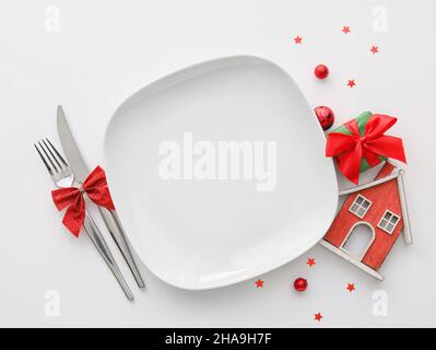 Magnifique table de Noël avec décor sur fond blanc Banque D'Images