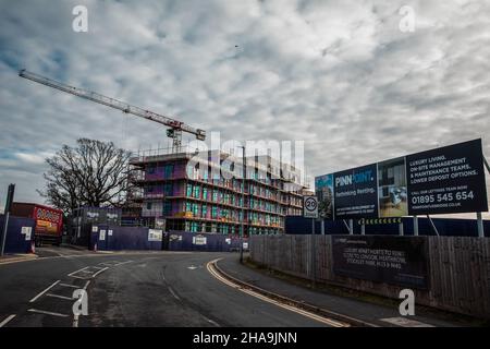 Uxbridge, Royaume-Uni.9th décembre 2021.La ligne de canulars de commercialisation une route entre les projets de maisons de retraite de PinnPoint et Higgins Partnership dans le quartier de Hillingdon à Londres.PinnPoint est commercialisé comme un développement de luxe offrant une gamme d'appartements à louer au coeur d'Uxbridge.Crédit : Mark Kerrison/Alamy Live News Banque D'Images