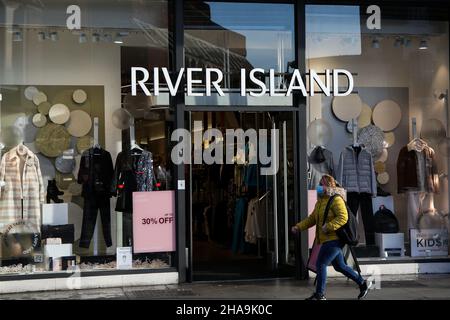 Londres, Royaume-Uni.09th décembre 2021.Une femme passe devant un magasin de River Island.(Photo de Dinendra Haria/SOPA Images/Sipa USA) crédit: SIPA USA/Alay Live News Banque D'Images